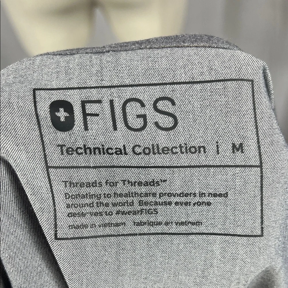 Men’s Chisec‎ Three-Pocket Scrub Top in Graphite Gray.